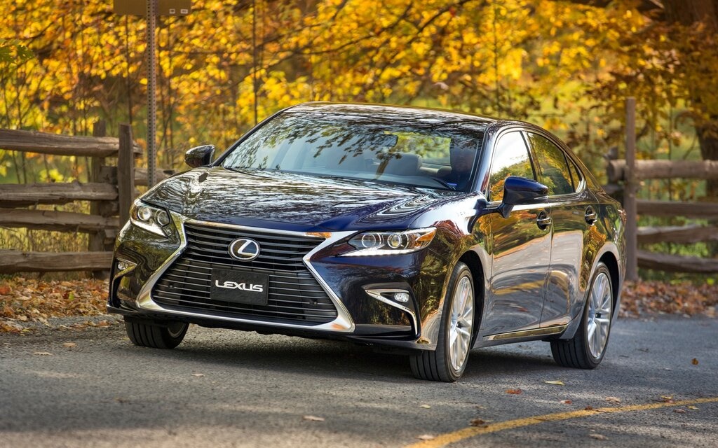 A parked black 2018 Lexus ES 300h