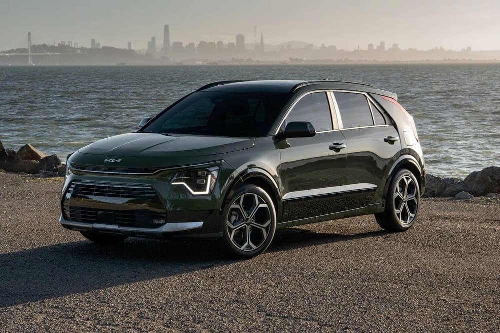 A parked 2023 Kia Niro by the seaside