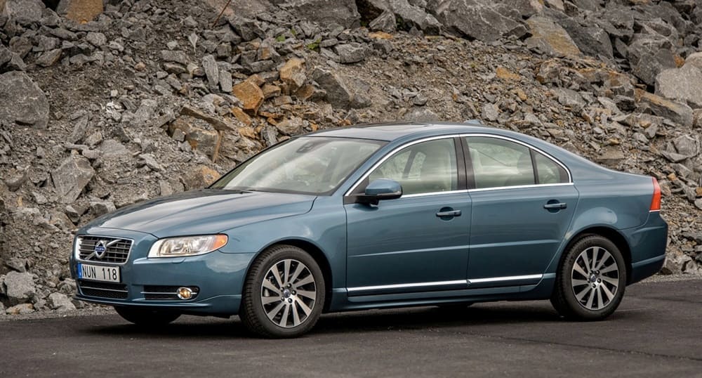 A parked blue/gray 2013 Volvo S80